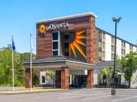 La Quinta Inn & Suites by Wyndham Myrtle Beach Hotels near Freestyle Music Park