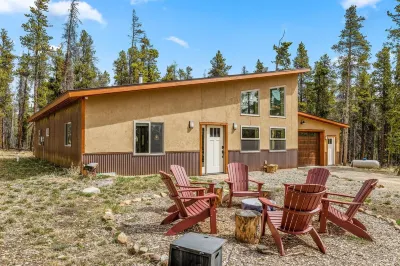 The Hideaway - Hot tub, Attached garage, Private, Modern 3-bedroom cabin Hotels near Alma Fire House & Mining Museum
