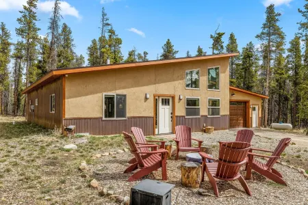 The Hideaway - Hot tub, Attached garage, Private, Modern 3-bedroom cabin