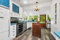 The Seaside Treasure *Sparkling Pool w Guesthouse*