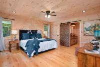 Luxury Mtn Retreat! 3 miles to Downtown w/Hot tub! Hotels in Mineral Bluff