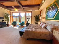 3-Acre Private Designer Villa-Forever Views!