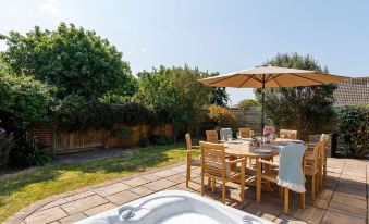 Beach House for 10 with Hot Tub & Garden