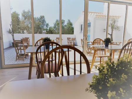 Pure Fonte Velha B&B Отели рядом с достопримечательностью «Praia da Cordoama»