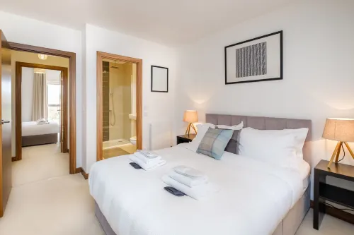 Tailored Stays - Cambridge City Duplex Apartments - Balkon