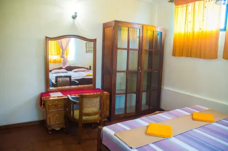 Hotel Gem Land Отели рядом с достопримечательностью «Sivali Central College Playground»