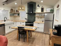 Heart of Monument - Cottage with WiFi access Hotels in Monument