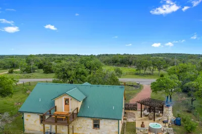 Luxury Home with Fire Pit & Hill Country Views 켄들 카운티 호텔