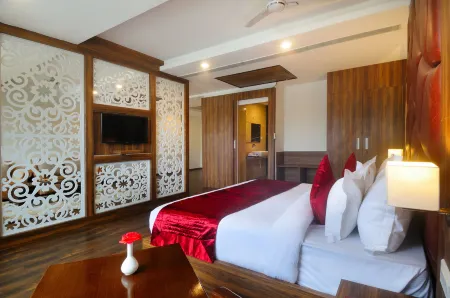 Hotel Royal Vrindaban Отели рядом с достопримечательностью «Piran Kaliyar Sharif»