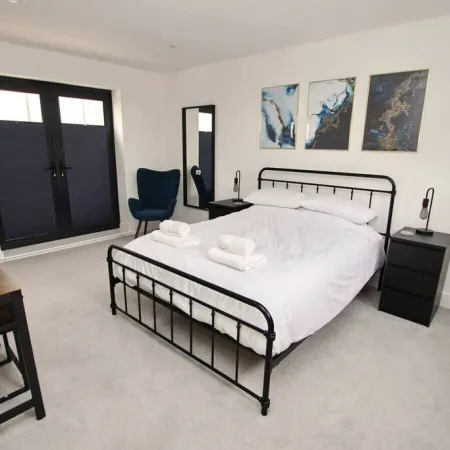 Modern Apartment for Contractors & Small Groups by Stones Throw Apartments - Free Parking - Sea View