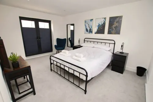 Modern Apartment for Contractors & Small Groups by Stones Throw Apartments - Free Parking - Sea View Hotels in Worthing