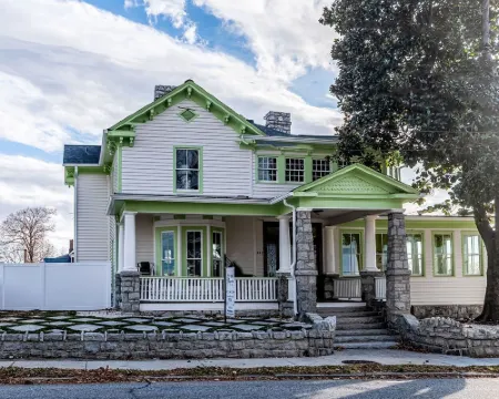 The Historic Magnolia House Hotels in Gilmer