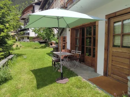 Ground floor apartment 55 m2 + garden in chalet, near resort center, quiet location