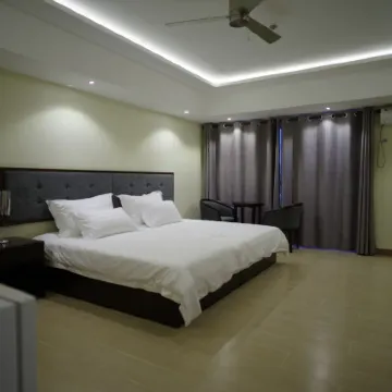 Luxe in Venice Hotels near Philippine Veterans Museum