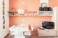 GuestHost - Skyline Central Apartment - parkir