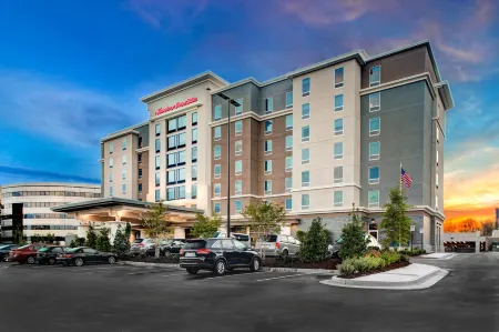 Hampton Inn & Suites Atlanta Perimeter Dunwoody Отели рядом с достопримечательностью «Периметр Молл»