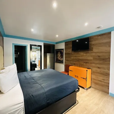 Casa Blanca Inn & Suites