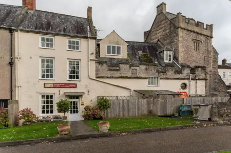 The Ancient Gatehouse & Rugantino Restaurant Отели в г. Кроскомб