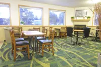 Super 8 by Wyndham Revelstoke BC - فطور