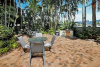 Luxury Retreat in Cairns with Pool