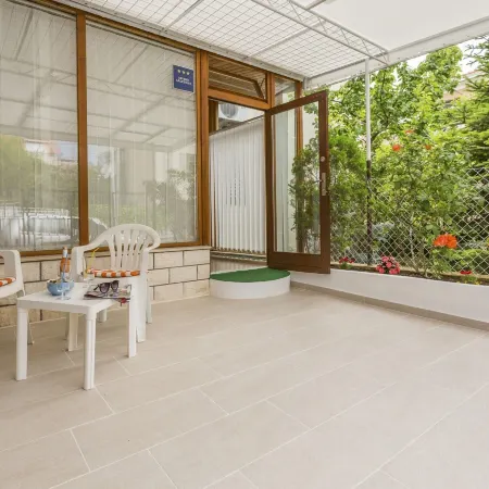 Studio Leon-Sara with Shaded Patio and Garden View