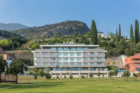 Hoody Active & Happiness Hotel Отели рядом с достопримечательностью «City Library Bruno Emmert Arco»