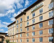 Radisson Hotel & Suites Fort McMurray Отели рядом с достопримечательностью «Oil Sands Discovery Centre»