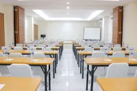 LeGreen Suite Ratulangi Các khách sạn ở Sirimau