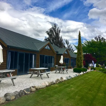 Lakefront Lodge