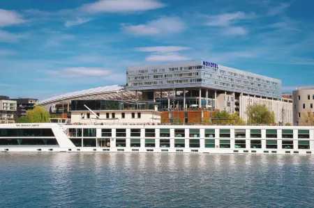 Novotel Lyon Centre Confluence Bord de Saone Отели рядом с достопримечательностью «Университет Люмьер Лион 2 - Кампус Берж дю Рона»