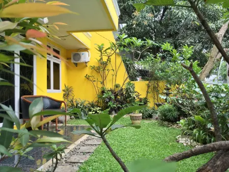 Cendana Mulia Hostel Bogor Отели рядом с достопримечательностью «Ecodome Bogor Botanical Gardens»