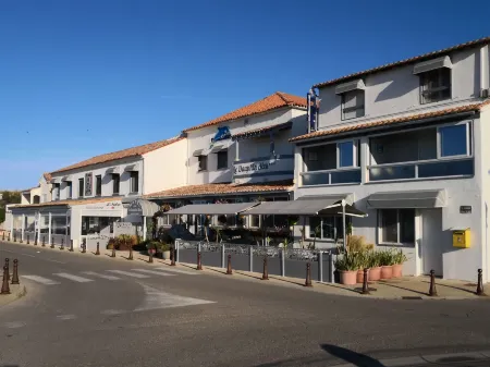 Le Dauphin Bleu Отели рядом с достопримечательностью «Chateau d'Avignon»