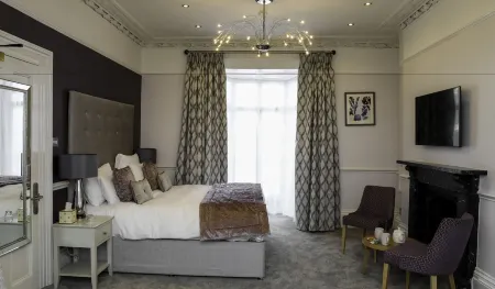 Queens Court Hotel