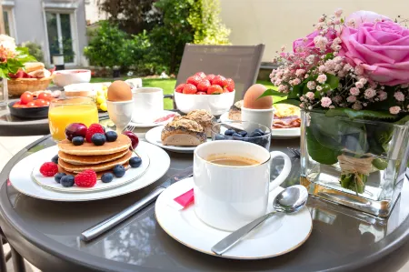 Hotel Montbriand Antony - Ancien Alixia Отели рядом со станцией Antony Railway Station