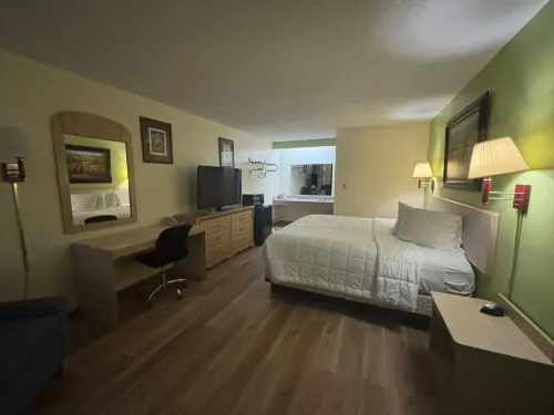 Economy Inn & Suites - Motel