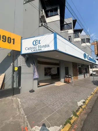 Hoteis Cattoni Отели рядом с достопримечательностью «Escola Municipal Lupércio de Oliveira Köeche»