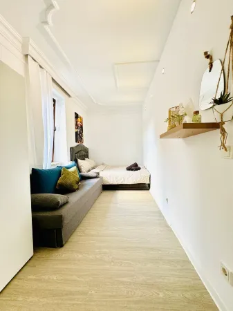 Affordable 4BR Apt Walk to FAC Platz Отели в г. Клостернойбург