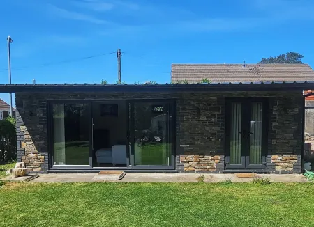 1Bed Cottage Sleeps 2 - Mountain Views Parking Отели в г. Порт-Тальбот