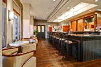 Chateau Lacombe Hotel - bar