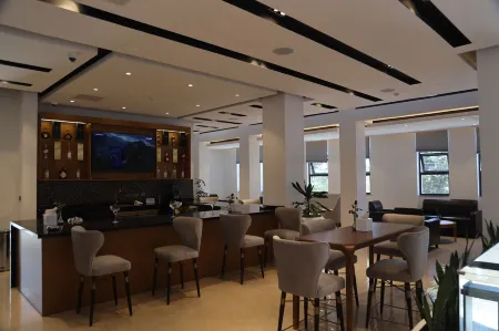 Hayes Hotel Addis Ababa Отели рядом с достопримечательностью «St. George Church»