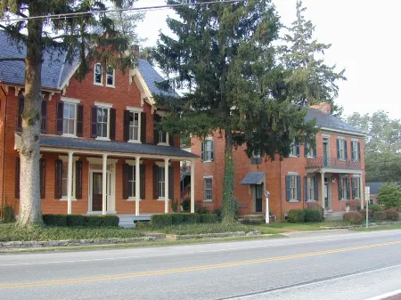 Bird-in-Hand Village Inn & Suites Отели в г. Ланкастер