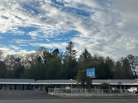 Western Village Inn-Newly Renovated Отели в г. Уиллитс