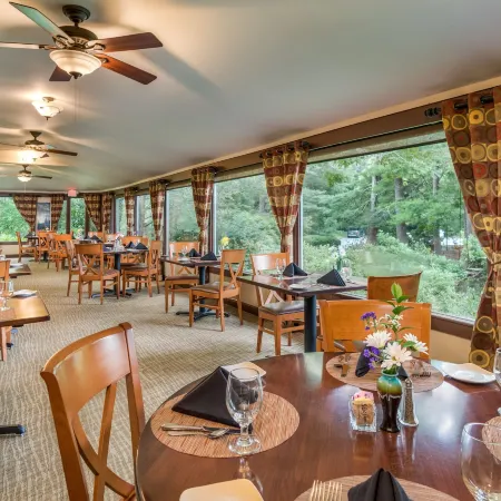 Highland Lake Inn & Resort - Flat Rock