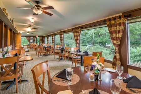 Highland Lake Inn & Resort - Flat Rock