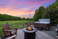 Vast Riverfront Resort - White Mountains Getaway