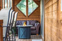 Denton by Avantstay Hot Tub, Deck w/ Fire Pit Near Skiing & Lake!