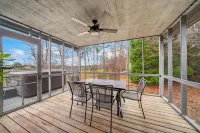 Stunning Retreat - Hot Tub, Arcade, Golf View, Fireplace Hotels in Berkeley County