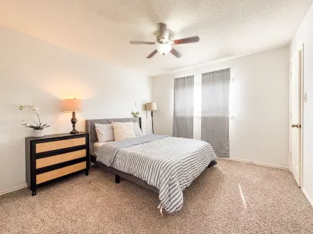 6 Beds/4 Rooms / 2 mt Freeway Отели в г. Лайв Ок