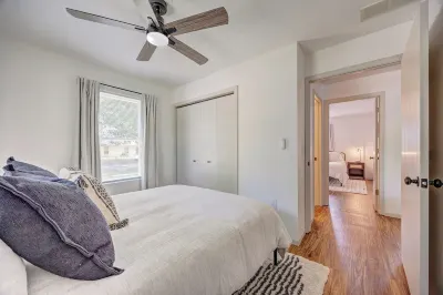 B-Town Getaway~10 Min IU~Firepit~Patio-Ping Pong~Perfect for Groups~2 King Beds