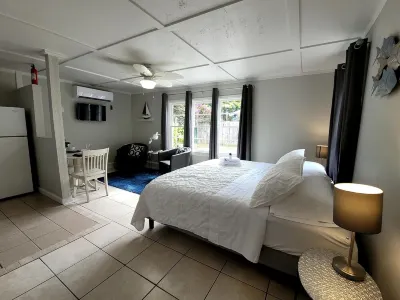 Cozy "Cottage Cove" in charming Lake Worth Beach Lake Worth Beach Park附近的飯店